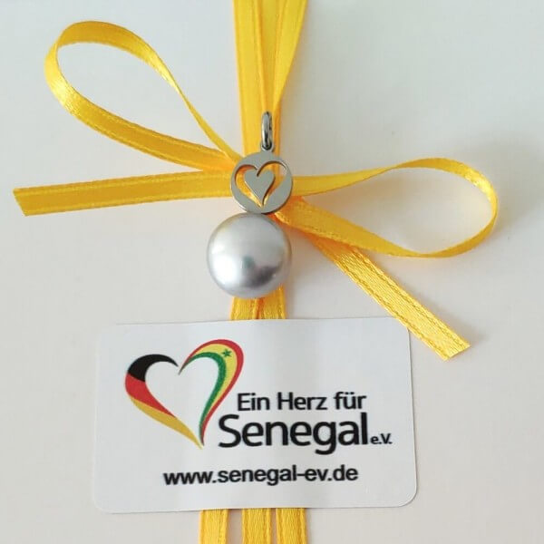 Anhänger &quot;Ein Herz für Senegal&quot;, Süßwasserzuchtperle, grau